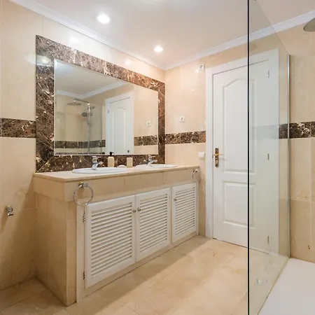 דירה Sea View At White Pearl Ii, Elviria, מארבלה